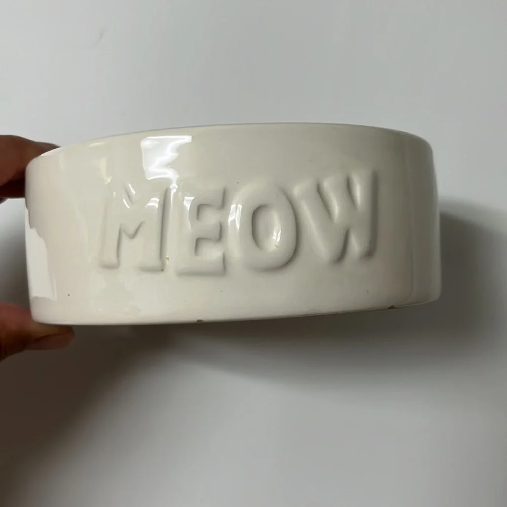 Cat bowl, earthenware. Like new condition.